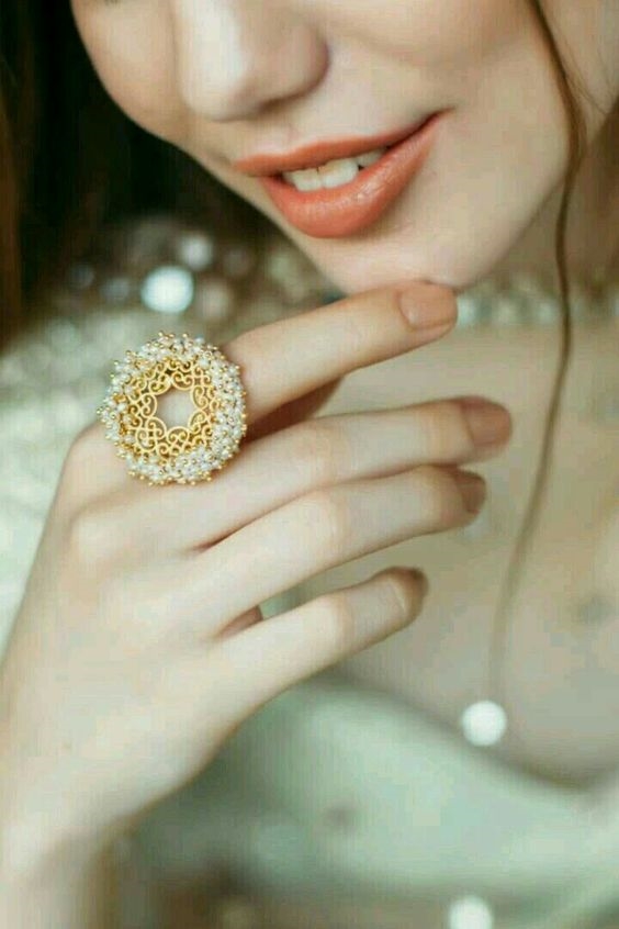 Cách đeo nhẫn độc đáo làm đẹp đôi tay ngà Cach deo nhan doc dao lam dep doi tay nga