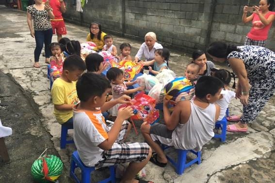 Người mẹ thứ hai của nữ công nhân xa quê Nguoi me thu hai cua nu cong nhan xa que
