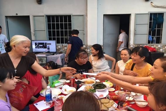 Người mẹ thứ hai của nữ công nhân xa quê Nguoi me thu hai cua nu cong nhan xa que