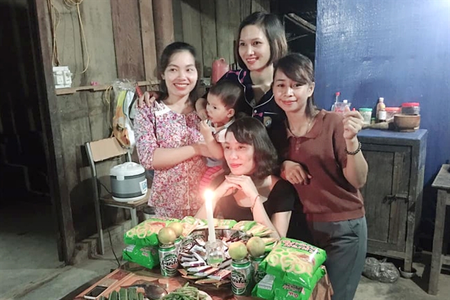 Nữ giáo viên vùng cao bật khóc khi học trò mang rau, hoa dại chúc mừng 20/11 Nu giao vien vung cao bat khoc khi hoc tro mang rau, hoa dai chuc mung 20/11