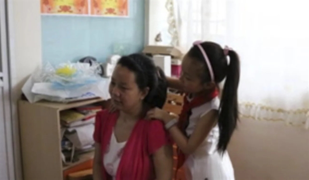 Con gái 10 tuổi tự tay chăm sóc, dạy mẹ học đọc và viết suốt 4 năm ròng Con gai 10 tuoi tu tay cham soc, day me hoc doc va viet suot 4 nam rong