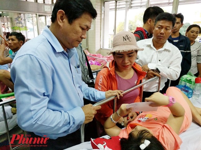 Lãnh đạo UBND TP.HCM thăm học sinh bị tai nạn sập giàn giáo Lanh dao UBND TP.HCM tham hoc sinh bi tai nan sap gian giao