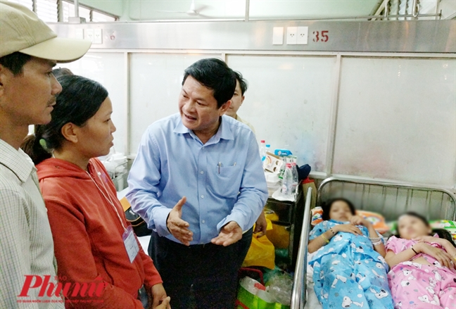 Lãnh đạo UBND TP.HCM thăm học sinh bị tai nạn sập giàn giáo Lanh dao UBND TP.HCM tham hoc sinh bi tai nan sap gian giao