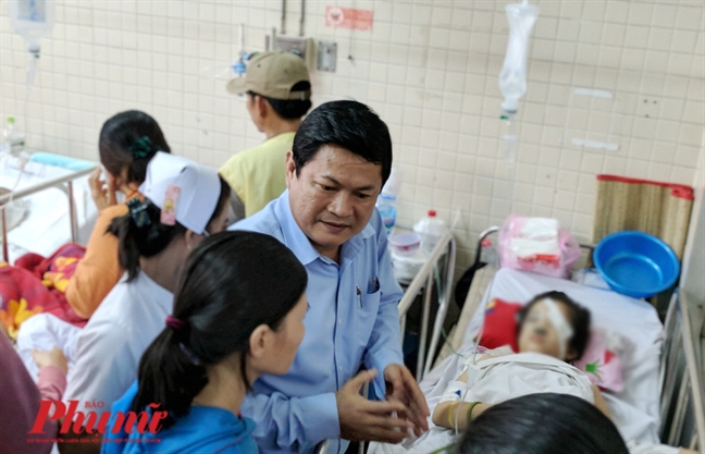 Lãnh đạo UBND TP.HCM thăm học sinh bị tai nạn sập giàn giáo Lanh dao UBND TP.HCM tham hoc sinh bi tai nan sap gian giao