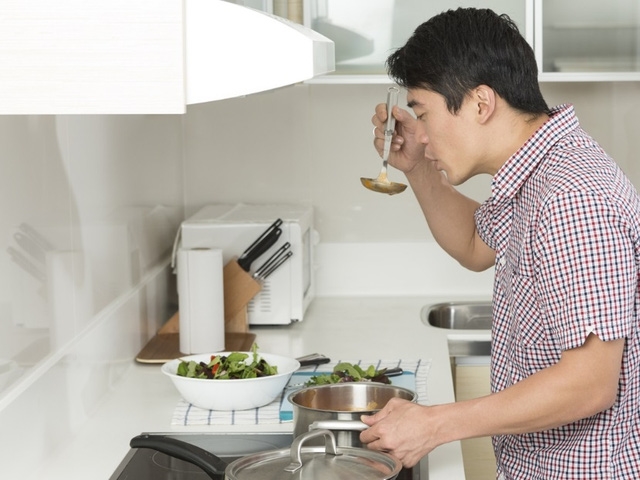 Mẹ mắng con trai 'ngu đần' vì chăm chỉ giúp vợ việc nhà Me mang con trai 'ngu dan' vi cham chi giup vo viec nha