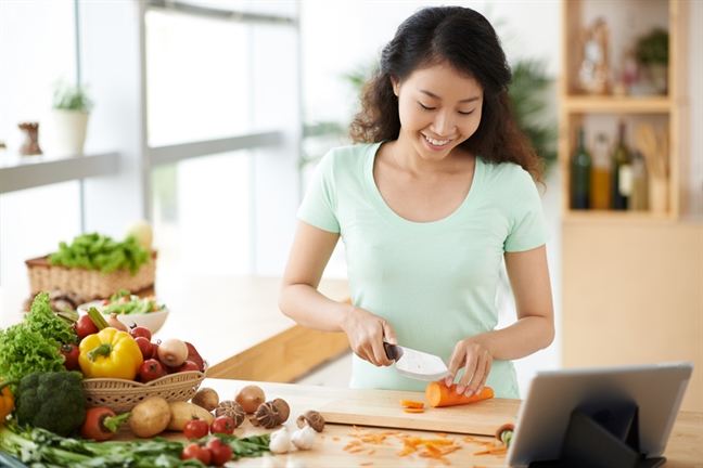 Mẹ mắng con trai 'ngu đần' vì chăm chỉ giúp vợ việc nhà Me mang con trai 'ngu dan' vi cham chi giup vo viec nha