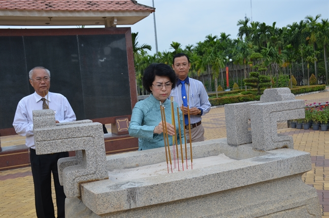 Lãnh đạo TP.HCM dâng hương, dự lễ kỷ niệm 78 năm Ngày Khởi nghĩa Nam kỳ Lanh dao TP.HCM dang huong, du le ky niem 78 nam Ngay Khoi nghia Nam ky