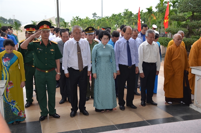 Lãnh đạo TP.HCM dâng hương, dự lễ kỷ niệm 78 năm Ngày Khởi nghĩa Nam kỳ Lanh dao TP.HCM dang huong, du le ky niem 78 nam Ngay Khoi nghia Nam ky