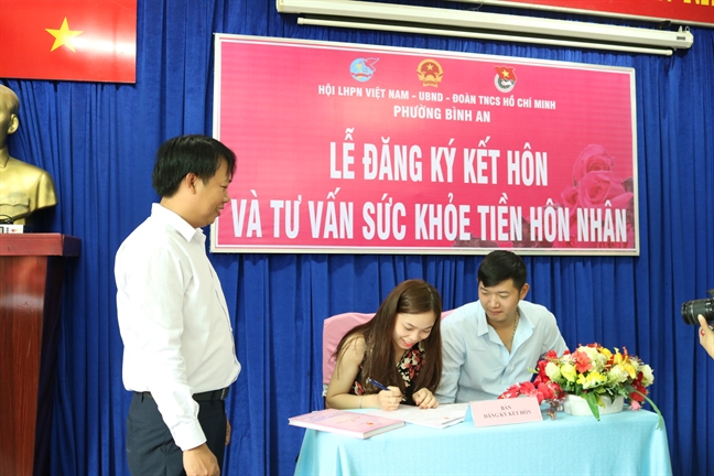 Quận 2: Tổ chức lễ đăng ký kết hôn cho các bạn trẻ Quan 2: To chuc le dang ky ket hon cho cac ban tre