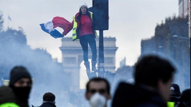 Pháp: Biểu tình chống tăng giá xăng biến thành bạo loạn ở Paris Phap: Bieu tinh chong tang gia xang bien thanh bao loan o Paris