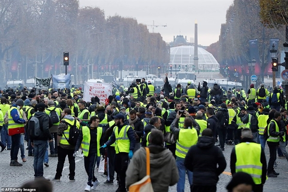 Pháp: Biểu tình chống tăng giá xăng biến thành bạo loạn ở Paris Phap: Bieu tinh chong tang gia xang bien thanh bao loan o Paris
