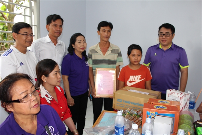 Trao tặng mái ấm tình thương cho người dân nghèo tỉnh Long An Trao tang mai am tinh thuong cho nguoi dan ngheo tinh Long An