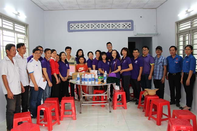 Trao tặng mái ấm tình thương cho người dân nghèo tỉnh Long An Trao tang mai am tinh thuong cho nguoi dan ngheo tinh Long An
