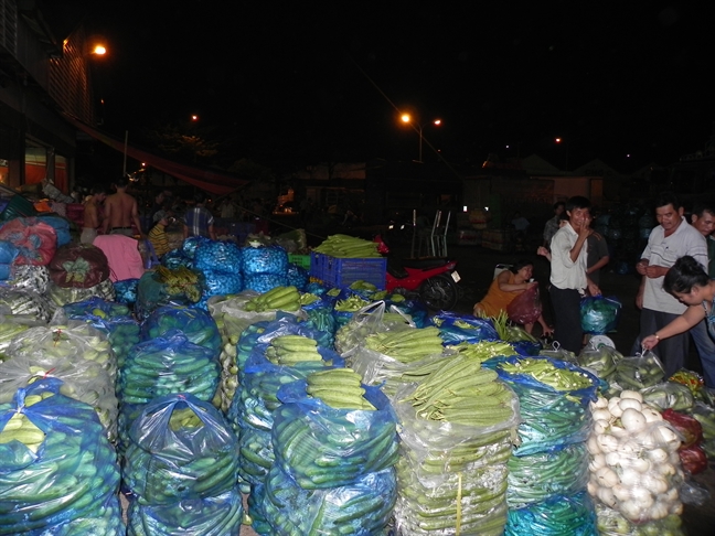 Hàng hóa vẫn dồi dào, sức mua giảm mạnh do ảnh hưởng bão Hang hoa van doi dao, suc mua giam manh do anh huong bao