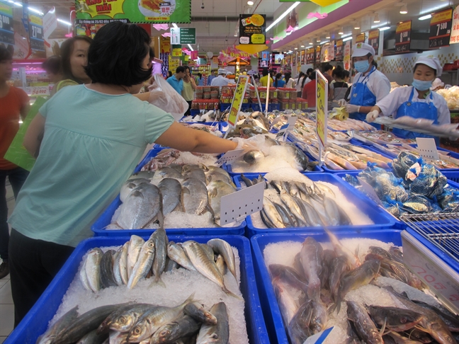 Hàng hóa vẫn dồi dào, sức mua giảm mạnh do ảnh hưởng bão Hang hoa van doi dao, suc mua giam manh do anh huong bao