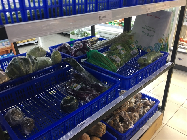 Cửa hàng tiện lợi 'cháy hàng' thức ăn nhanh, trứng gà, xúc xích Cua hang tien loi 'chay hang' thuc an nhanh, trung ga, xuc xich