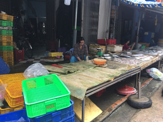 Cửa hàng tiện lợi 'cháy hàng' thức ăn nhanh, trứng gà, xúc xích Cua hang tien loi 'chay hang' thuc an nhanh, trung ga, xuc xich