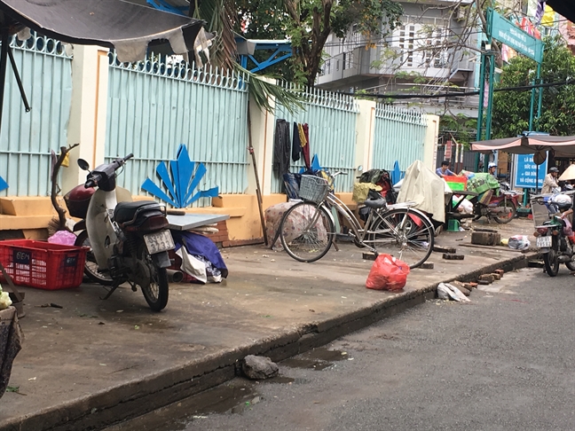 Cửa hàng tiện lợi 'cháy hàng' thức ăn nhanh, trứng gà, xúc xích Cua hang tien loi 'chay hang' thuc an nhanh, trung ga, xuc xich