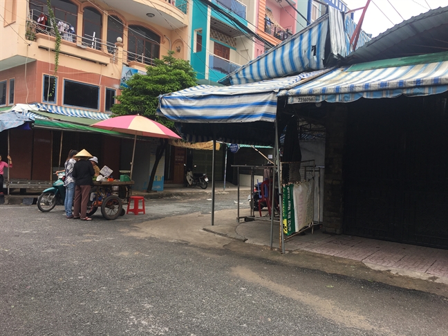 Cửa hàng tiện lợi 'cháy hàng' thức ăn nhanh, trứng gà, xúc xích Cua hang tien loi 'chay hang' thuc an nhanh, trung ga, xuc xich