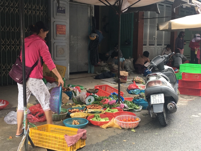 Cửa hàng tiện lợi 'cháy hàng' thức ăn nhanh, trứng gà, xúc xích Cua hang tien loi 'chay hang' thuc an nhanh, trung ga, xuc xich