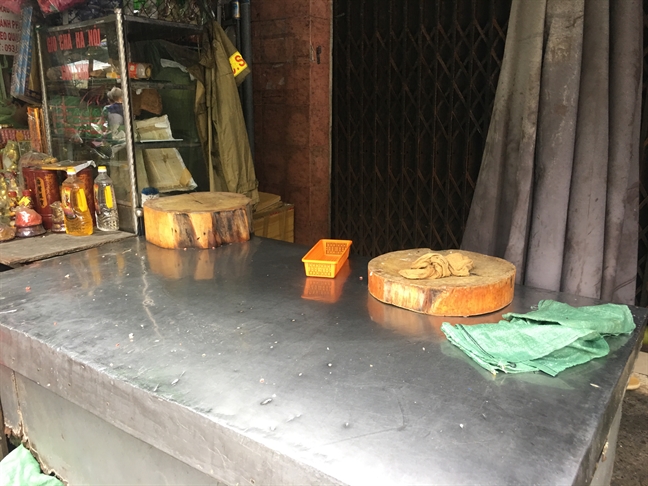 Cửa hàng tiện lợi 'cháy hàng' thức ăn nhanh, trứng gà, xúc xích Cua hang tien loi 'chay hang' thuc an nhanh, trung ga, xuc xich