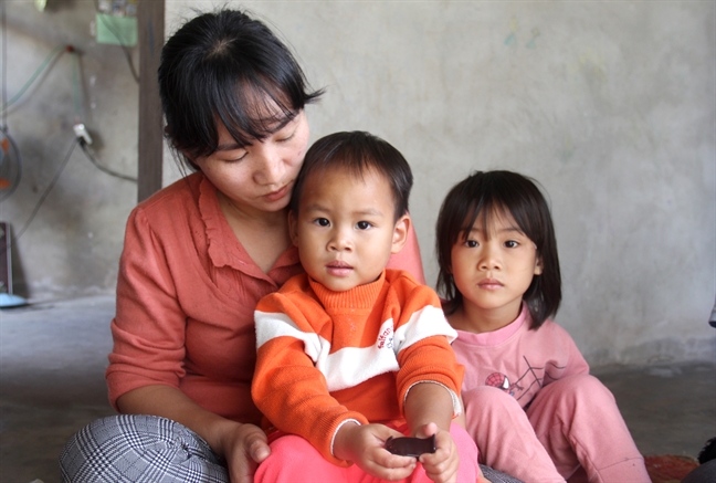 Người mẹ 3 con dùng tình thương 'chữa bệnh' tâm thần cho chồng Nguoi me 3 con dung tinh thuong 'chua benh' tam than cho chong