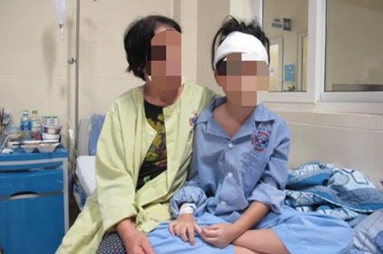 Bé gái hôn mê sâu bất ngờ tỉnh lại sau mổ u não Be gai hon me sau bat ngo tinh lai sau mo u nao