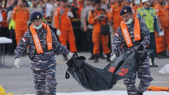 Vụ rơi máy bay Indonesia: 11 phút kinh hoàng trước khi máy lao xuống biển Vu roi may bay Indonesia: 11 phut kinh hoang truoc khi may lao xuong bien