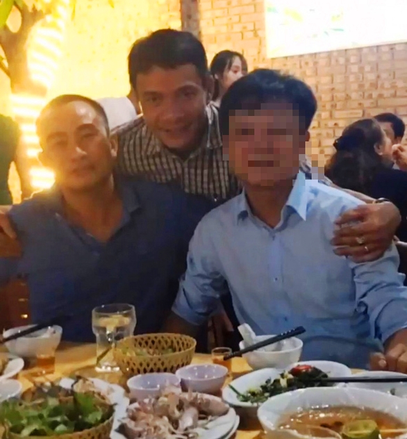 Tạm đình chỉ công tác thiếu tá công an ăn nhậu cùng đương sự Tam dinh chi cong tac thieu ta cong an an nhau cung duong su
