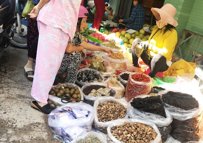 Thảo dược 'trôi nổi' và 'lang vườn' hành nghề giữa chợ Thao duoc 'troi noi' va 'lang vuon' hanh nghe giua cho