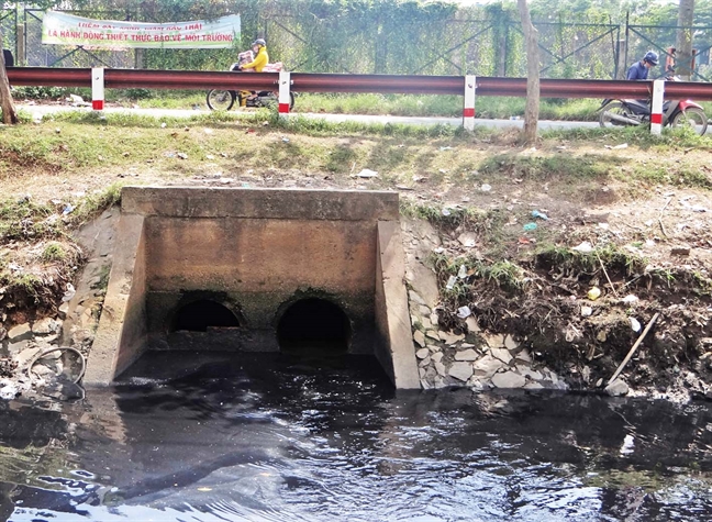Tốn cả núi tiền, vẫn hoàn ô nhiễm - Bài 2: Nước đen bủa vây, nhà máy ngàn tỷ nằm chờ Ton ca nui tien, van hoan o nhiem - Bai 2: Nuoc den bua vay, nha may ngan ty nam cho