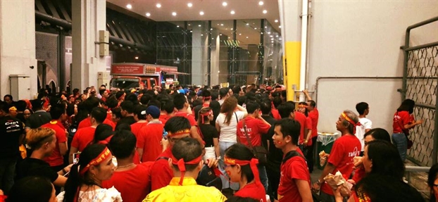 Đòi bồi thường cho khán giả Việt có vé không được vào sân ở Malaysia Doi boi thuong cho khan gia Viet co ve khong duoc vao san o Malaysia