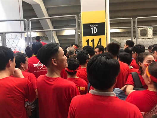 Đòi bồi thường cho khán giả Việt có vé không được vào sân ở Malaysia Doi boi thuong cho khan gia Viet co ve khong duoc vao san o Malaysia