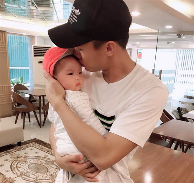 Vợ trung vệ Quế Ngọc Hải hy vọng chồng sớm bình phục để đá trận quyết định AFF Cup Vo trung ve Que Ngoc Hai hy vong chong som binh phuc de da tran quyet dinh AFF Cup