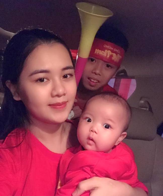 Vợ trung vệ Quế Ngọc Hải hy vọng chồng sớm bình phục để đá trận quyết định AFF Cup Vo trung ve Que Ngoc Hai hy vong chong som binh phuc de da tran quyet dinh AFF Cup