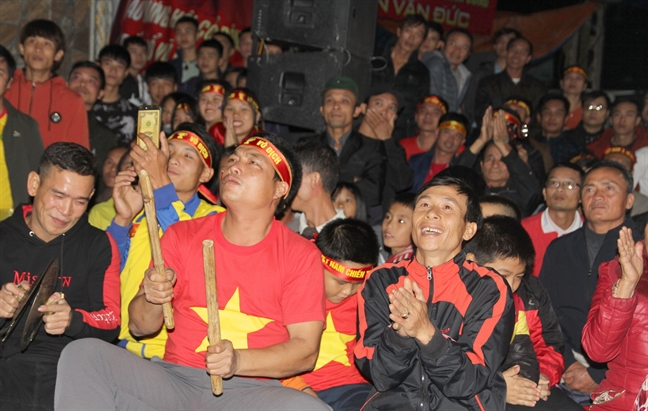 Vợ trung vệ Quế Ngọc Hải hy vọng chồng sớm bình phục để đá trận quyết định AFF Cup Vo trung ve Que Ngoc Hai hy vong chong som binh phuc de da tran quyet dinh AFF Cup