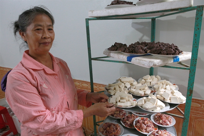 Vợ trung vệ Quế Ngọc Hải hy vọng chồng sớm bình phục để đá trận quyết định AFF Cup Vo trung ve Que Ngoc Hai hy vong chong som binh phuc de da tran quyet dinh AFF Cup