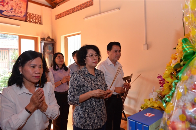 Lãnh đạo TP.HCM dâng bộ sách báo cáo cố Thủ tướng Phan Văn Khải Lanh dao TP.HCM dang bo sach bao cao co Thu tuong Phan Van Khai