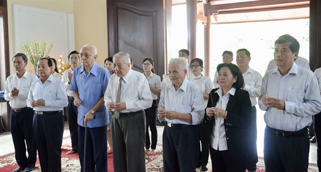 Lãnh đạo TP.HCM dâng bộ sách báo cáo cố Thủ tướng Phan Văn Khải Lanh dao TP.HCM dang bo sach bao cao co Thu tuong Phan Van Khai