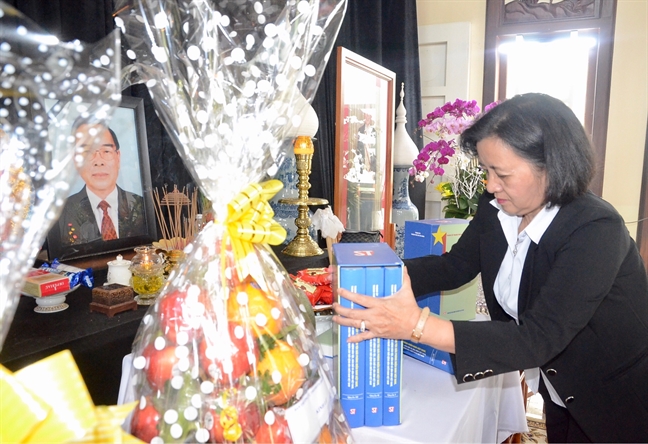 Lãnh đạo TP.HCM dâng bộ sách báo cáo cố Thủ tướng Phan Văn Khải Lanh dao TP.HCM dang bo sach bao cao co Thu tuong Phan Van Khai