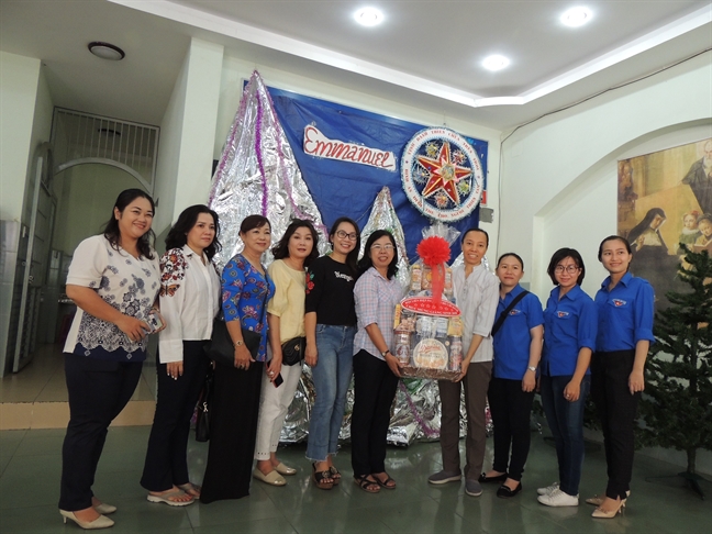 Hội LHPN TP.HCM: Tổ chức 'Bữa ăn yêu thương' mùa Giáng sinh cho học trò nghèo Hoi LHPN TP.HCM: To chuc 'Bua an yeu thuong' mua Giang sinh cho hoc tro ngheo