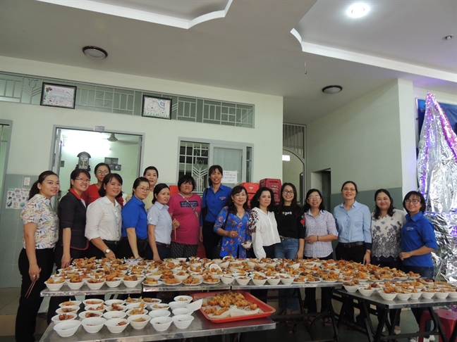 Hội LHPN TP.HCM: Tổ chức 'Bữa ăn yêu thương' mùa Giáng sinh cho học trò nghèo Hoi LHPN TP.HCM: To chuc 'Bua an yeu thuong' mua Giang sinh cho hoc tro ngheo