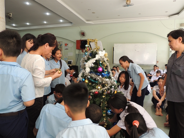 Hội LHPN TP.HCM: Tổ chức 'Bữa ăn yêu thương' mùa Giáng sinh cho học trò nghèo Hoi LHPN TP.HCM: To chuc 'Bua an yeu thuong' mua Giang sinh cho hoc tro ngheo