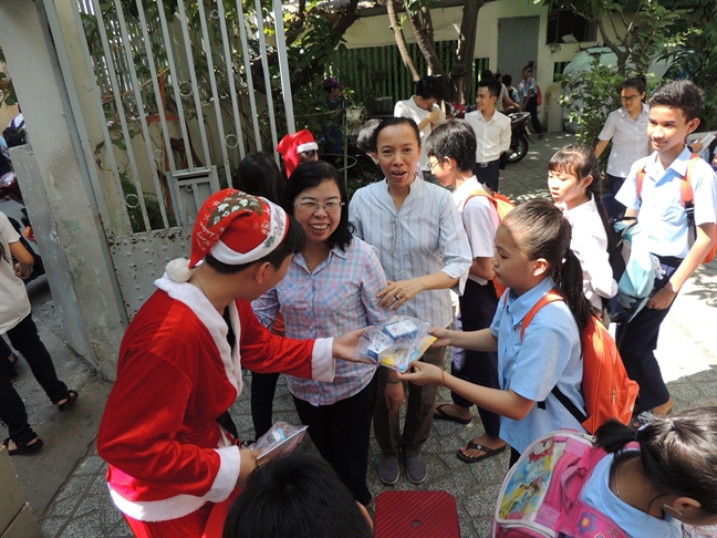 Hội LHPN TP.HCM: Tổ chức 'Bữa ăn yêu thương' mùa Giáng sinh cho học trò nghèo Hoi LHPN TP.HCM: To chuc 'Bua an yeu thuong' mua Giang sinh cho hoc tro ngheo