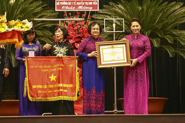 Ban Dân y Trung ương cục miền Nam nhận danh hiệu Anh hùng Ban Dan y Trung uong cuc mien Nam nhan danh hieu Anh hung