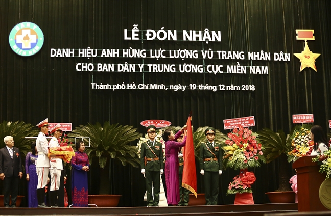 Ban Dân y Trung ương cục miền Nam nhận danh hiệu Anh hùng Ban Dan y Trung uong cuc mien Nam nhan danh hieu Anh hung