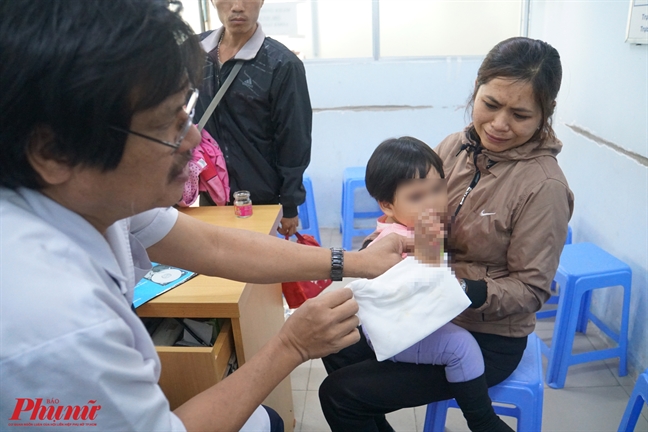 Bà nội nấu nước luộc gà, cháu trai ngã vào chảo nước sôi Ba noi nau nuoc luoc ga, chau trai nga vao chao nuoc soi