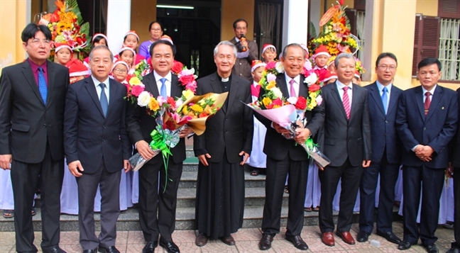Phó Thủ tướng Thường trực Trương Hòa Bình thăm, chúc mừng lễ Giáng sinh Tổng Giám mục Tổng Giáo phận Huế Pho Thu tuong Thuong truc Truong Hoa Binh tham, chuc mung le Giang sinh Tong Giam muc Tong Giao phan Hue