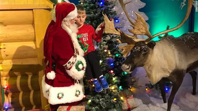 Ông già Noel quỳ xuống sàn mang món quà đặc biệt cho cậu bé mù, tự kỷ Ong gia Noel quy xuong san mang mon qua dac biet cho cau be mu, tu ky