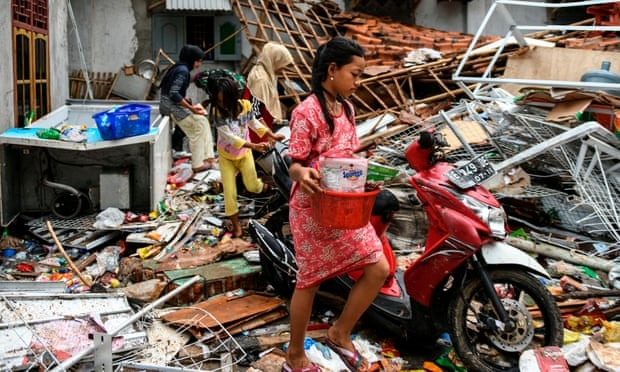 Vụ sóng thần tại Indonesia: Càng đổ nát càng nhiều...like? Vu song than tai Indonesia: Cang do nat cang nhieu...like?